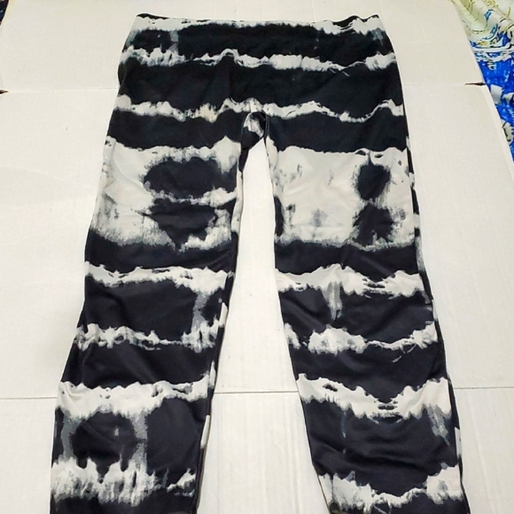 Black & White Smokey Tie-Dye Athleisure Lounging 3/4 Length Leggings Juniors L
